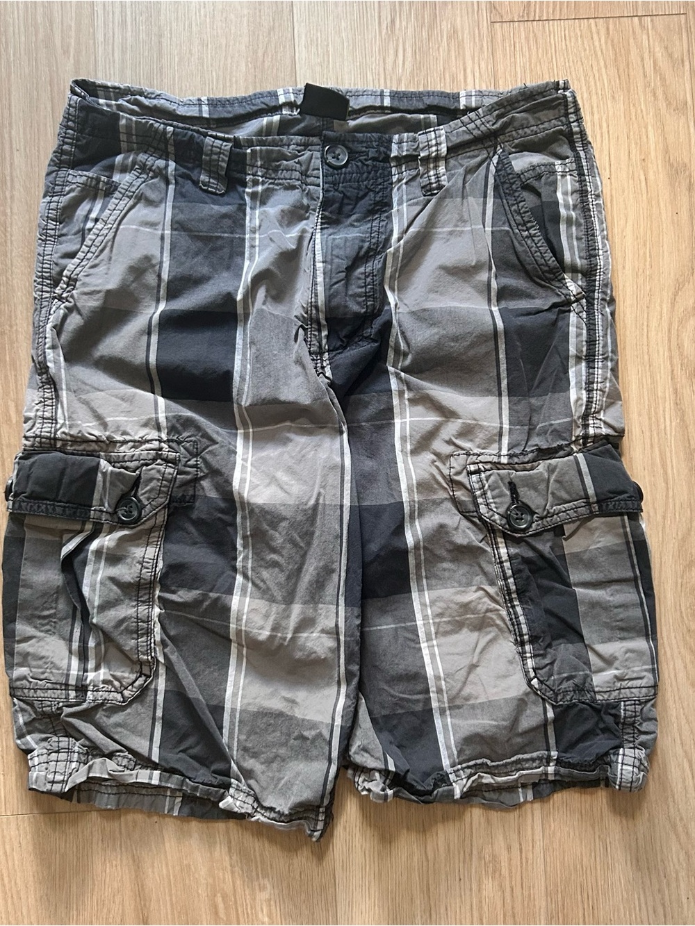 Men's Gray Plaid Cargo Shorts